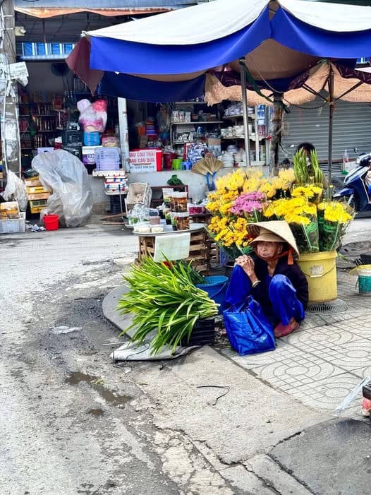 TUẦN THƠ 52: CHUYỆN BẮT ĐẦU Thân Công Báo_góc chợ Hóc Môn