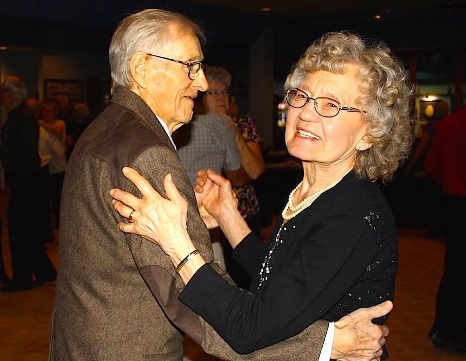 Nhà thơ, nông dân và cựu chiến binh Red Deer được tưởng nhớ trong bộ phim tài liệu đoạt giải thưởng A locally made film about late Red Deer war veteran, poet and farmer Joseph Young (shown here with his wife Nettie) is airing on Telus Optik. It’s called ‘Poetry, War and the Dance of Life,’ created by Red Deerian Randy Kirk. (Contributed photo)