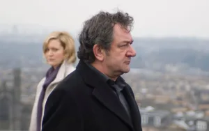 Ken Stott trong vai Rebus trong bộ phim chuyển thể tiểu thuyết của ITV Tín dụng : Television Stills