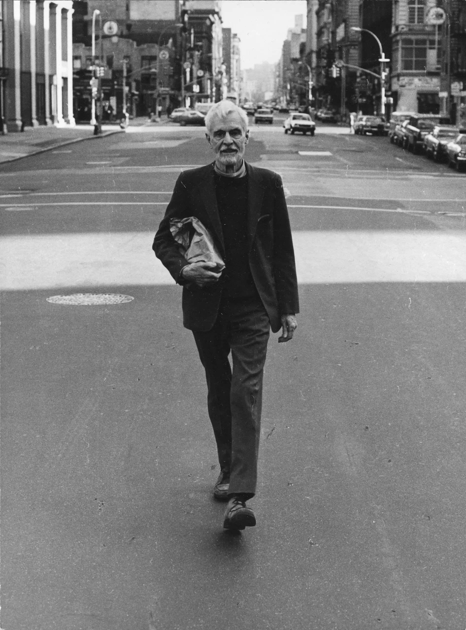 On an Edwin Denby NYC Traffic Sonnet – The Brooklyn Rail Rudy Burkhardt, Edwin Denby on Sixth Avenue , 1937. Bản in gelatin bạc, 10 x 7 3/4 inch. Được cung cấp bởi Rudy Burckhardt và Phòng trưng bày Tibor de Nagy, New York.