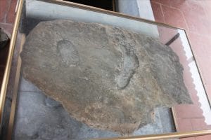 Tảng đá quỳ nơi sinh Thánh Tản ở đền Lăng Sương.