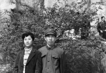 Một trận chiến chúng ta phải thắng: Yan Lianke về ghép trận | A Battle We Had to Win: Yan Lianke on Matchmaking Tác giả cùng vợ là Trạch Lập Sa tại Hang Long Môn gần Lạc Dương, năm 1984. ảnh Yan Lianke.