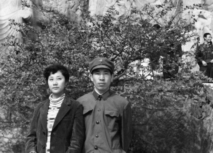Tác giả cùng vợ là Trạch Lập Sa tại Hang Long Môn gần Lạc Dương, năm 1984. ảnh Yan Lianke.