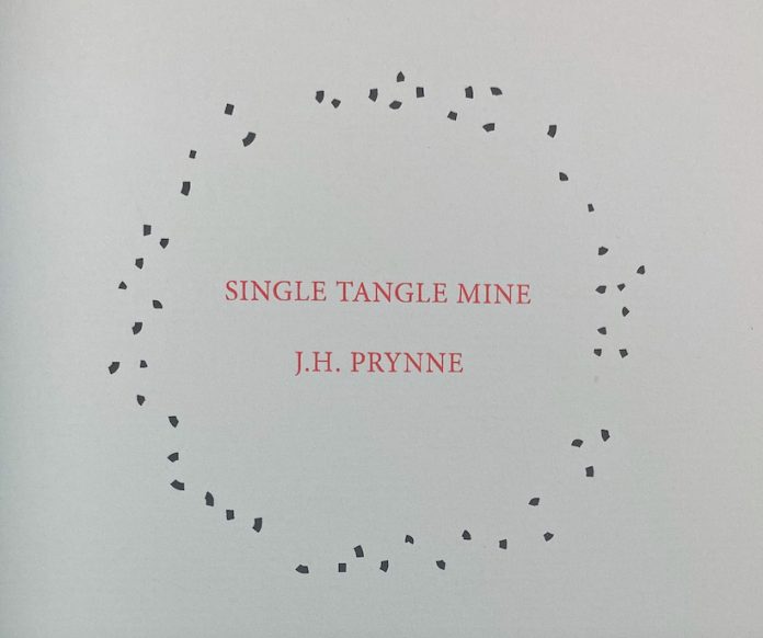 Tác phẩm Single Tangle Mine (2026) của JH Prynne , Face Press. Ảnh do Ian Heames cung cấp.